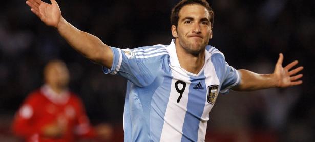 开云体育官网-赛道上的绝杀时刻，阿斯顿马丁逆袭哈斯，汉密尔顿再展王者风范