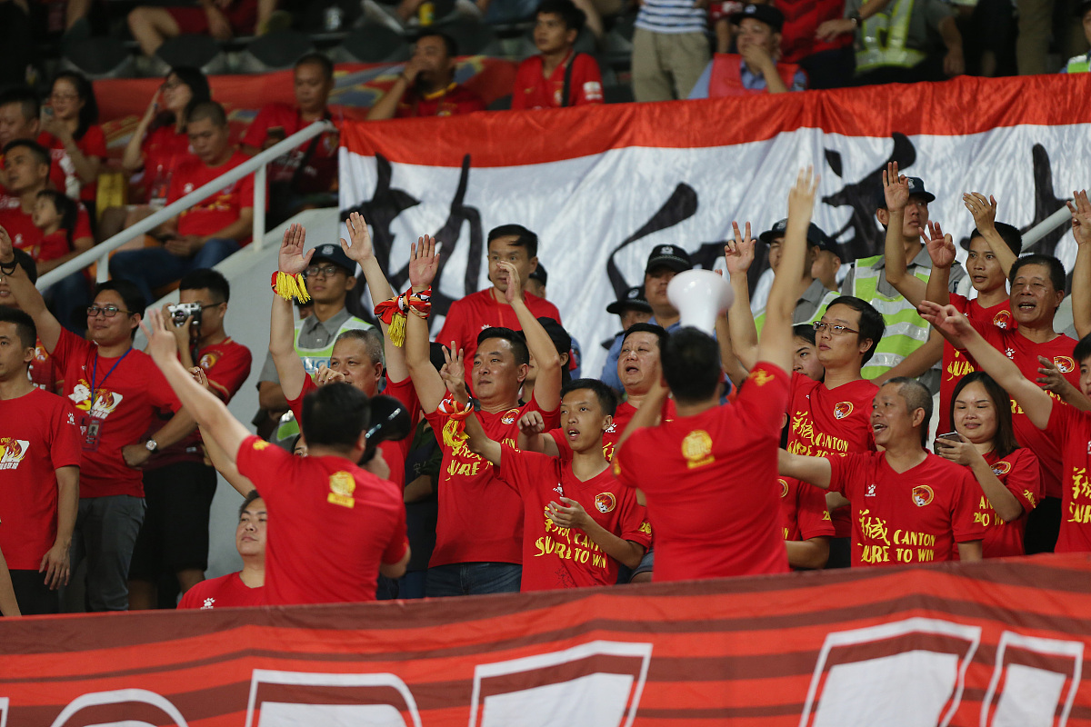 国内足球队取得历史性胜利，赛场氛围热烈