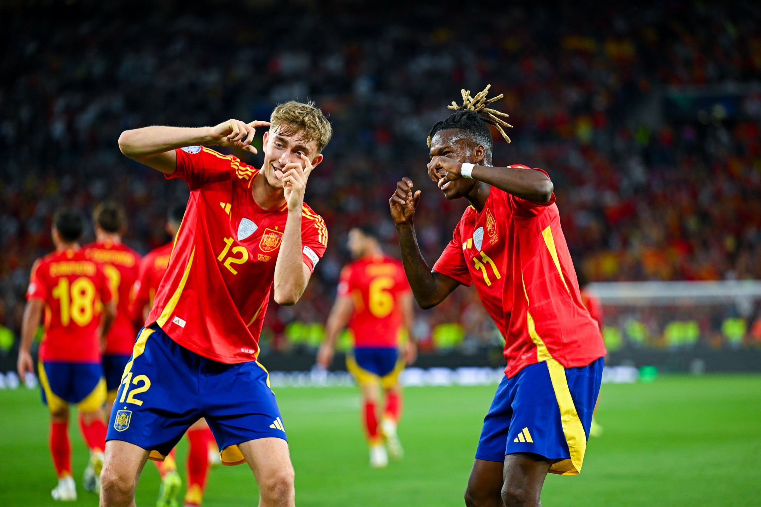 足球狂欢，欧国联半决赛赛前气氛热烈的简单介绍