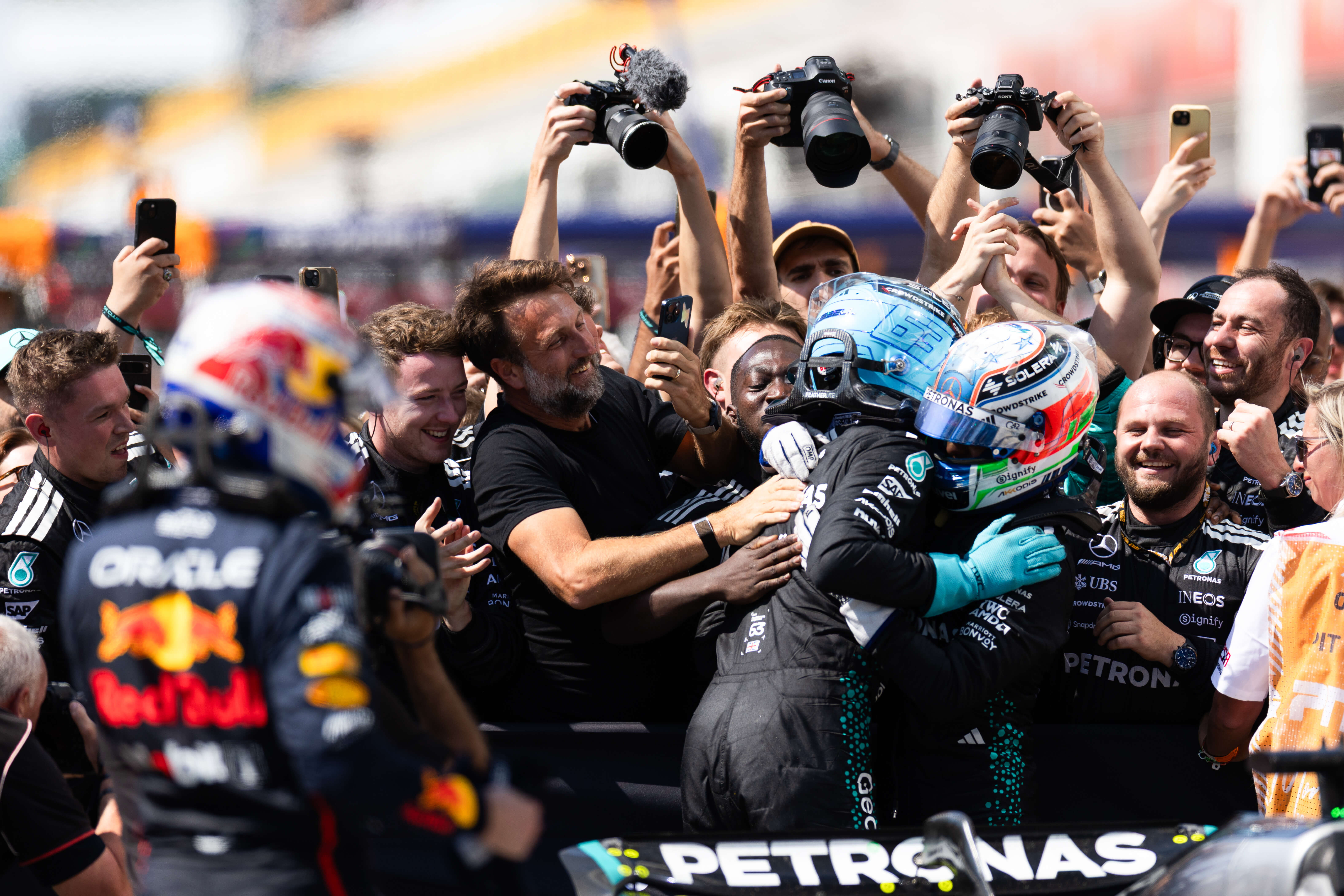 关于红牛二队碾压梅赛德斯，拉塞尔高光表现的信息