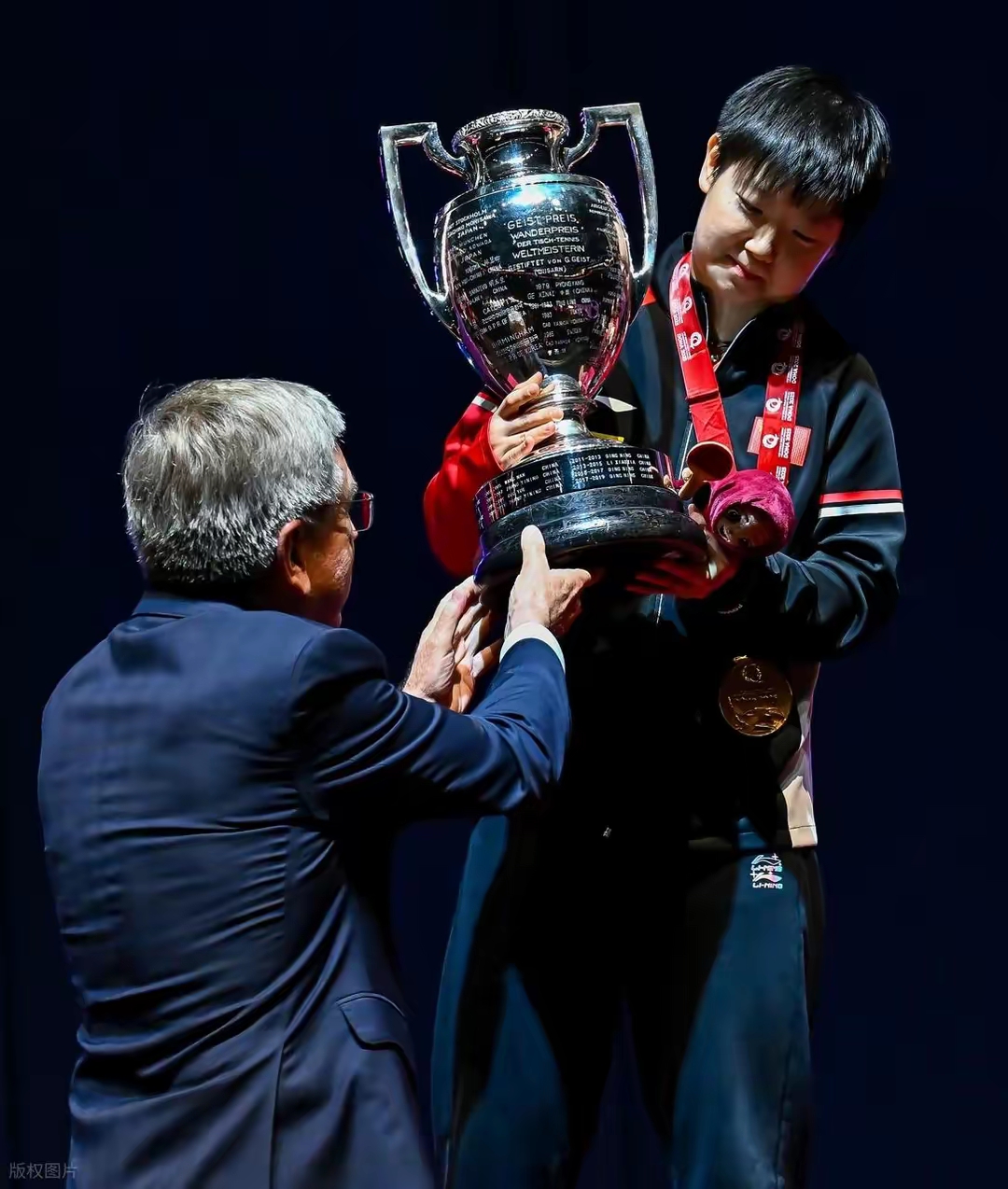 法国队险胜韩国队，马龙高光表现