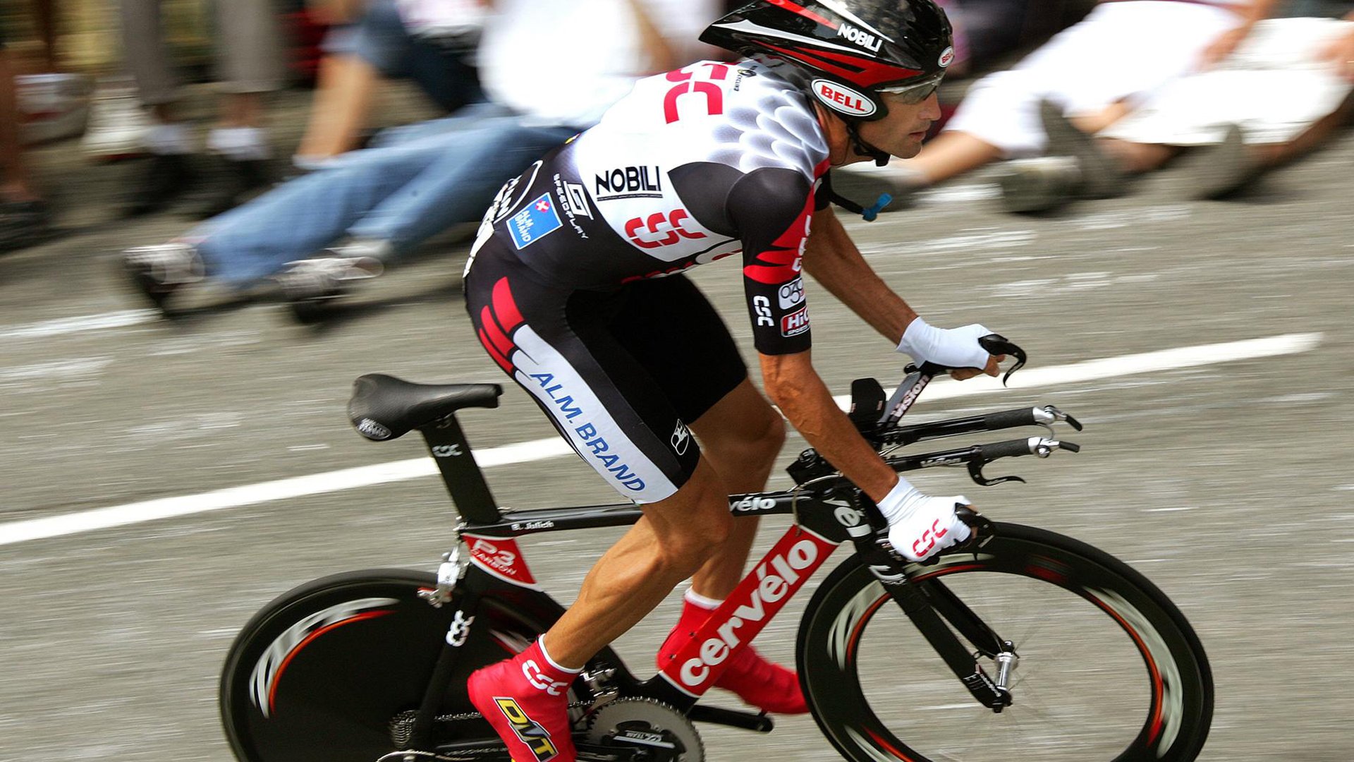 跨界统治力，从公牛压制广东到詹姆斯F1揭幕战接管，竞技场上的唯一性叙事