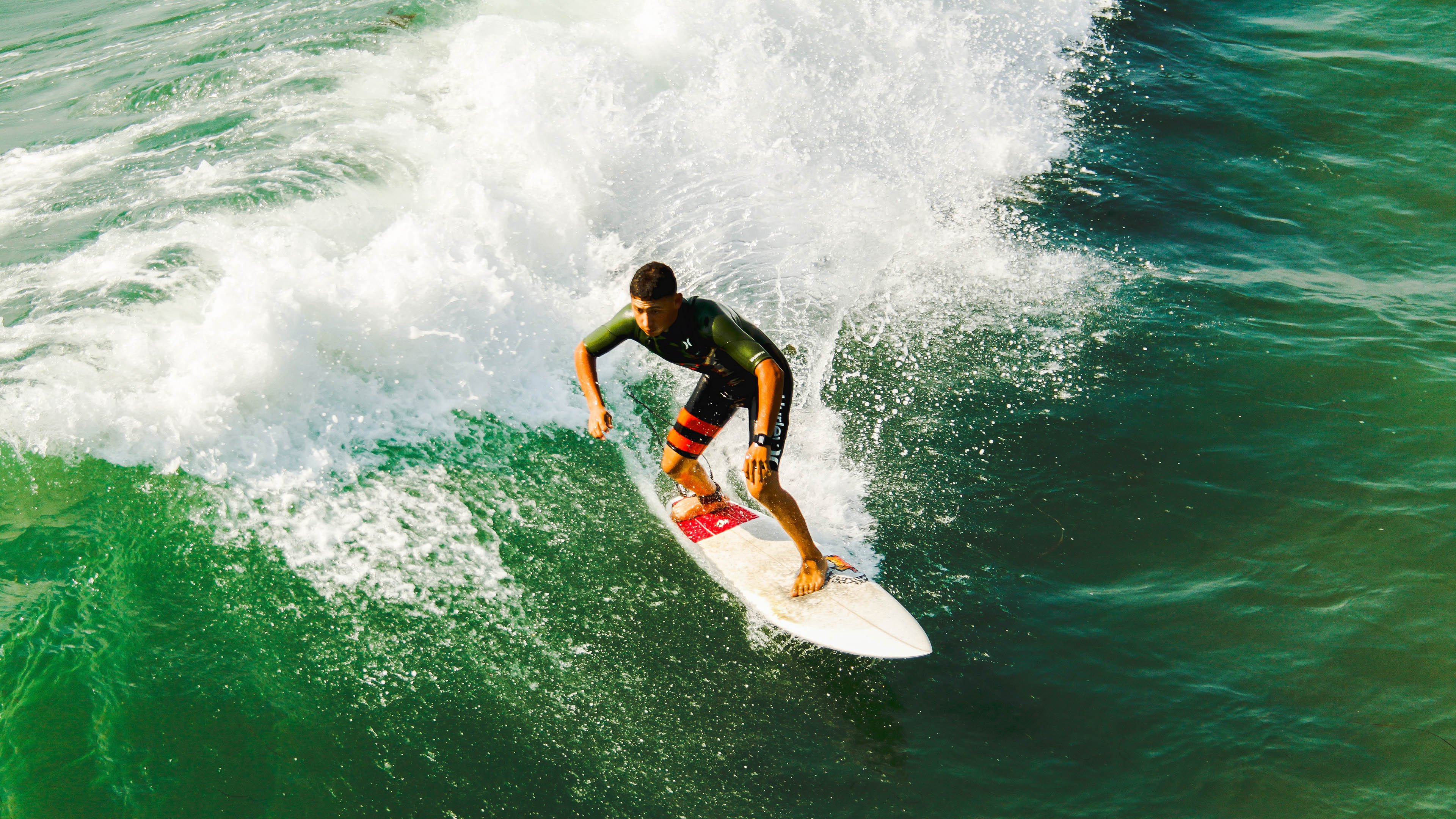 赛道风云,阿隆索统治全场,梅赛德斯横扫红牛二队